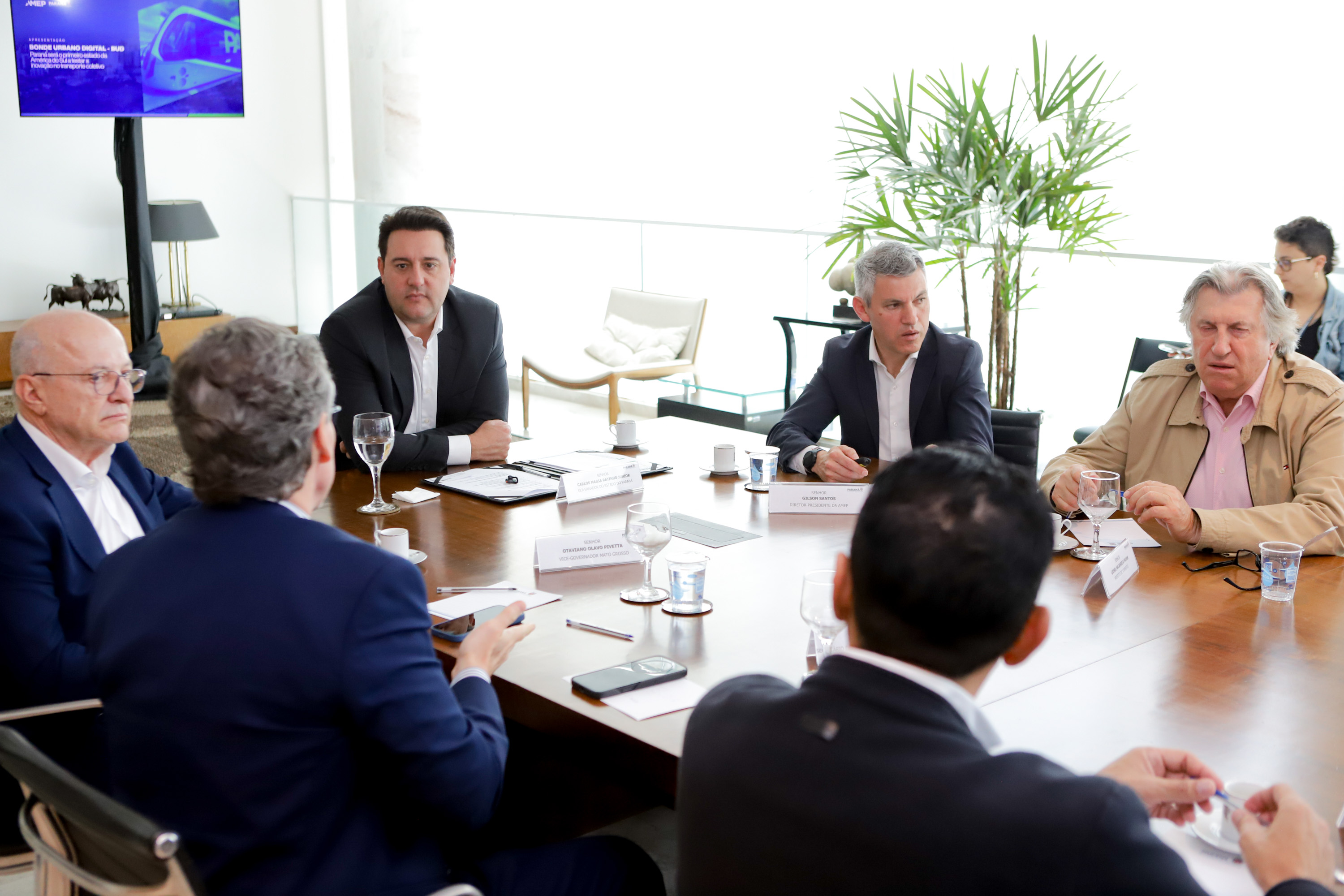 Ratinho Junior apresenta projeto inovador do transporte a prefeitos de Santa Catarina