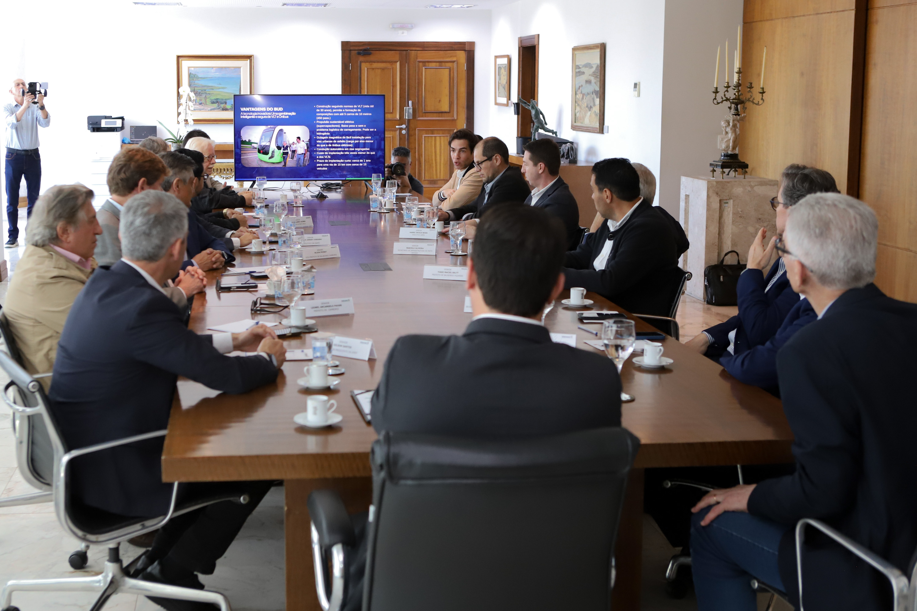 Ratinho Junior apresenta projeto inovador do transporte a prefeitos de Santa Catarina