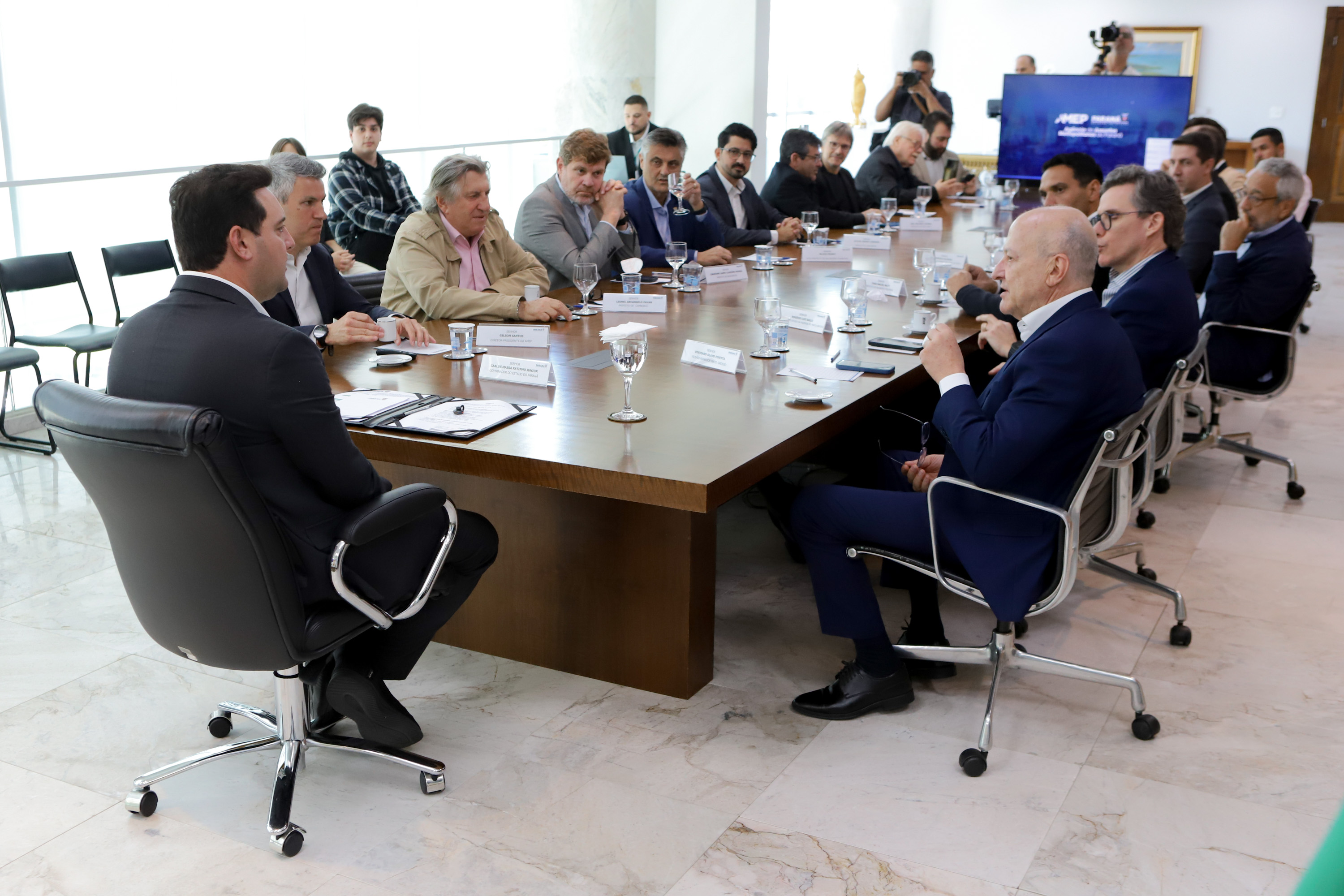 Ratinho Junior apresenta projeto inovador do transporte a prefeitos de Santa Catarina