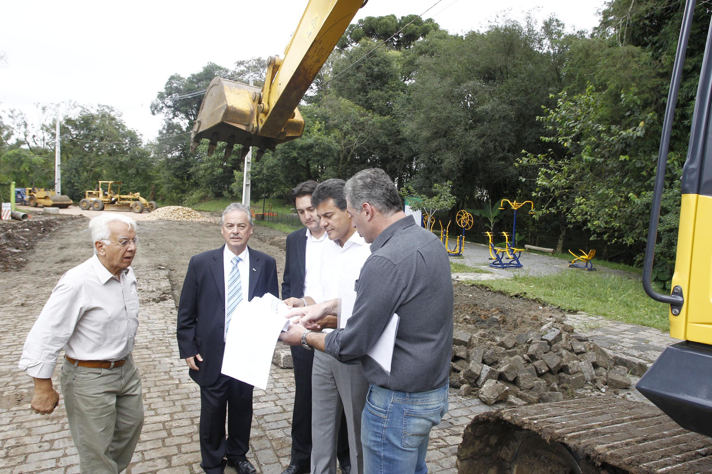 Governador Beto Richa, o secretário do Desenvolvimento Urbano, Ratinho Júnior, o secretário estadual para Assuntos da Copa 2014 e o coordenador da Coordenação da Região Metropolitana de Curitiba (Comec), Rui Hara, visitam as obras da Via Radial de Integração ? Avenida da Integração, que faz parte do Programa de Aceleração do Crescimento (PAC) da Mobilidade/Copa 2014