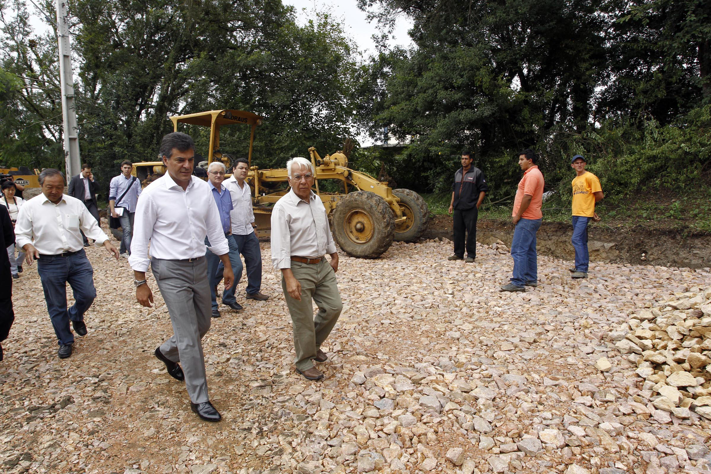 Governador Beto Richa, o secretário do Desenvolvimento Urbano, Ratinho Júnior, o secretário estadual para Assuntos da Copa 2014 e o coordenador da Coordenação da Região Metropolitana de Curitiba (Comec), Rui Hara, visitam as obras da Via Radial de Integração ? Avenida da Integração, que faz parte do Programa de Aceleração do Crescimento (PAC) da Mobilidade/Copa 2014