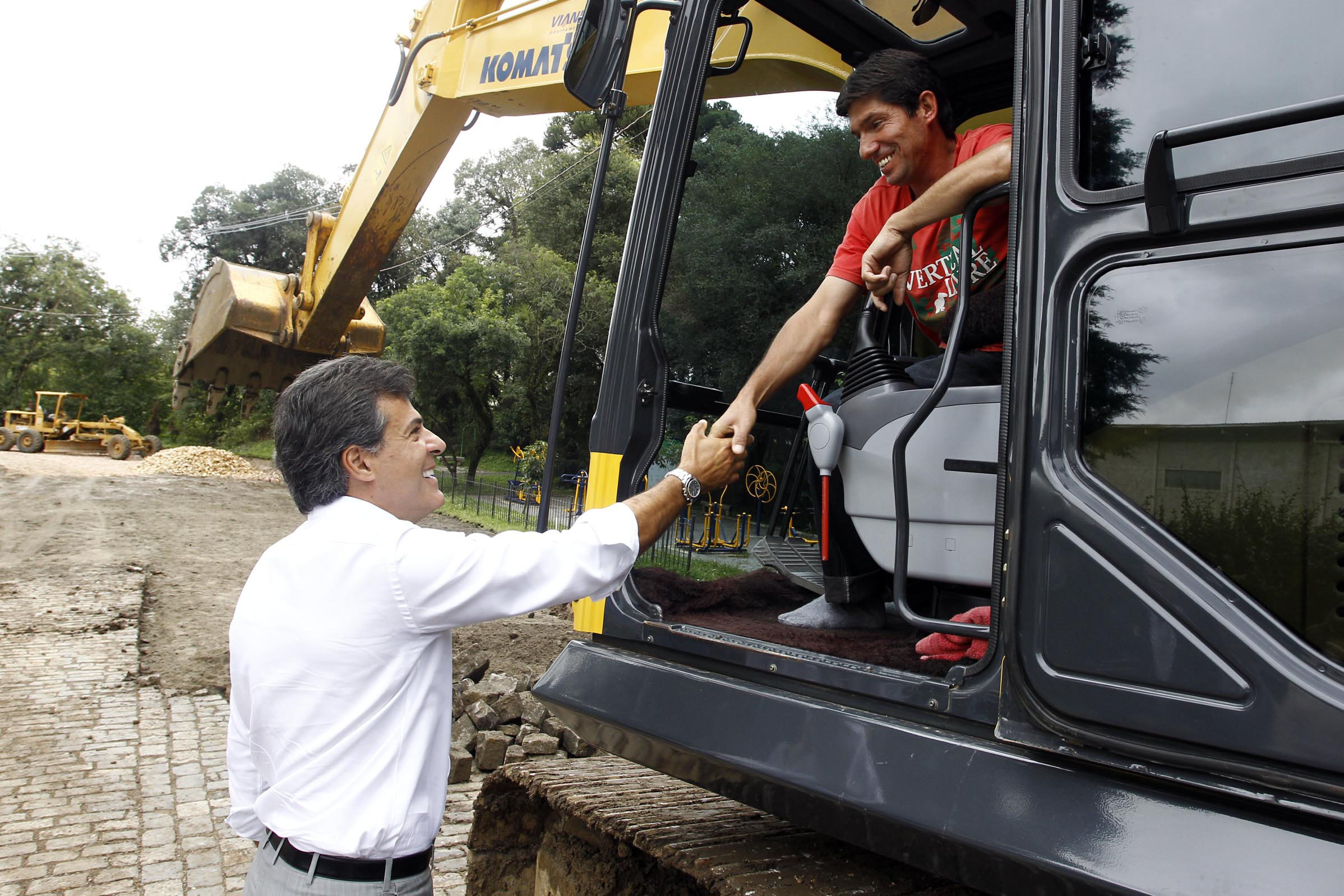 Governador Beto Richa, o secretário do Desenvolvimento Urbano, Ratinho Júnior, o secretário estadual para Assuntos da Copa 2014 e o coordenador da Coordenação da Região Metropolitana de Curitiba (Comec), Rui Hara, visitam as obras da Via Radial de Integração ? Avenida da Integração, que faz parte do Programa de Aceleração do Crescimento (PAC) da Mobilidade/Copa 2014