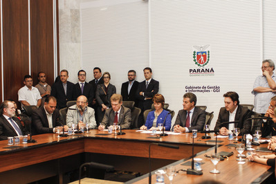 O governador Beto Richa apresentou nesta terça-feira (4), no Palácio Iguaçu, o novo sistema de bilhetagem eletrônica das linhas de ônibus metropolitanas de Curitiba, que transportam diariamente 460 mil passageiros.