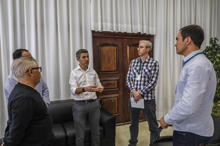 Foto do presidente da Comec conversando com o diretor do DER