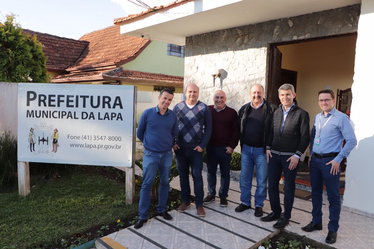 Foto com integrantes da reunião na frente da prefeitura