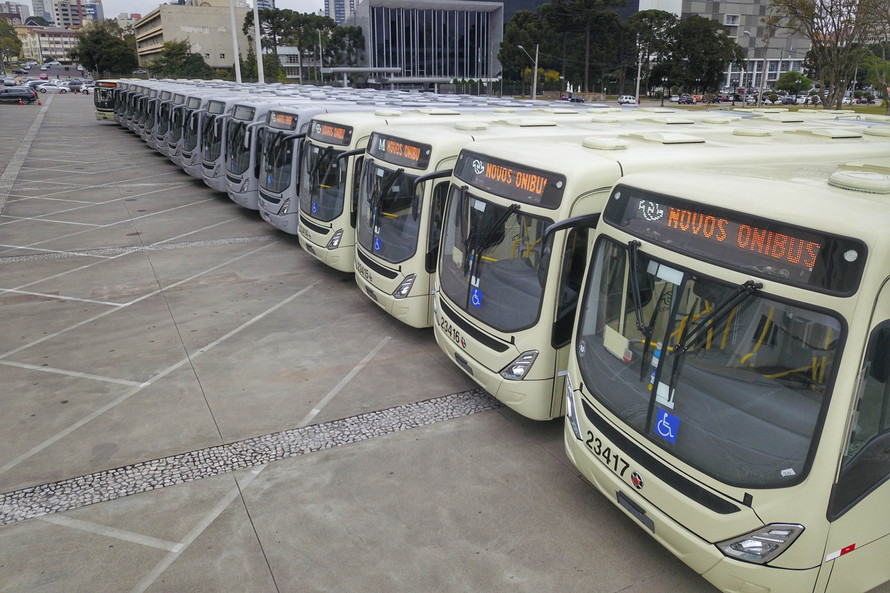 Foo dos ônibus enfileirados