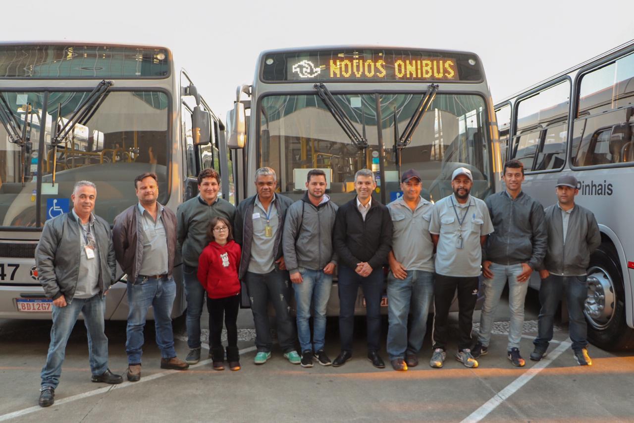 Foto do presidente com motoristas na frente dos onibus