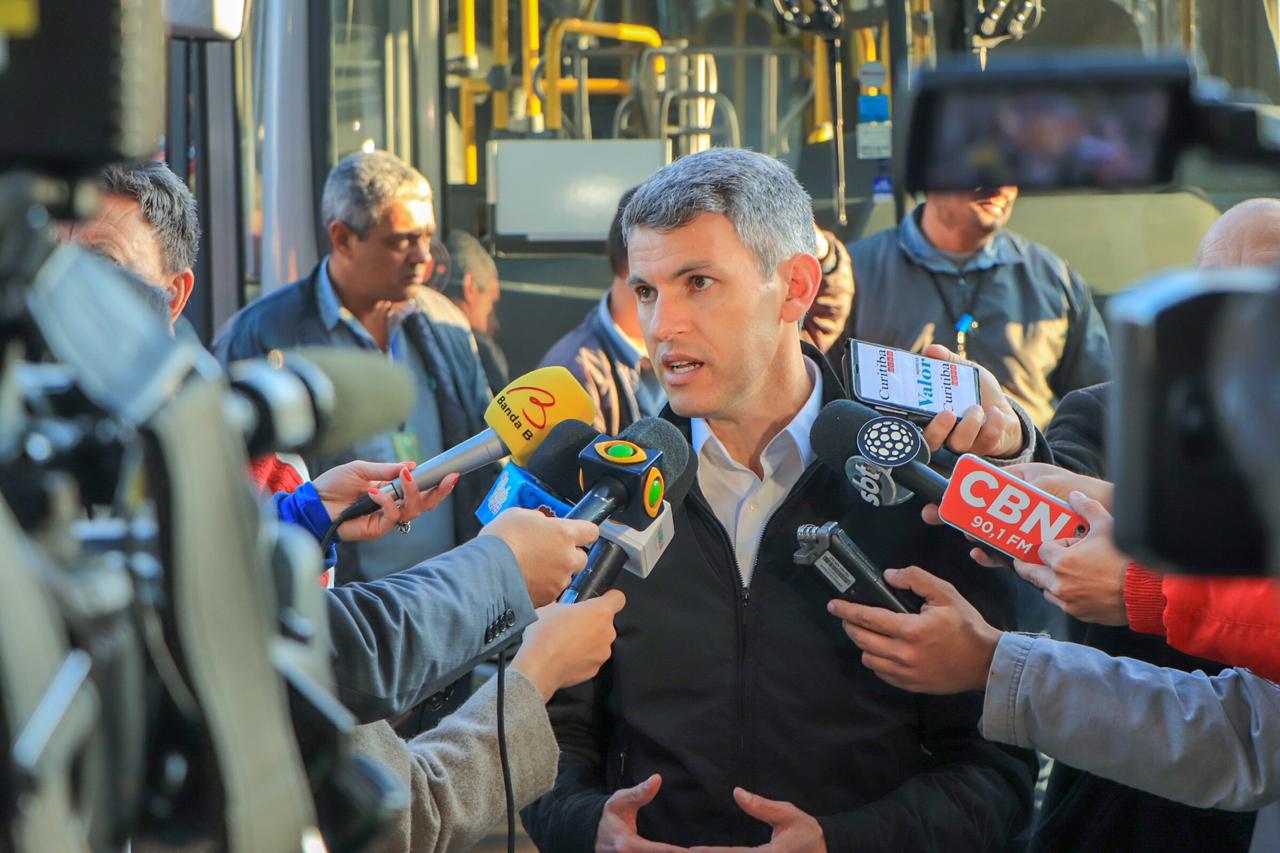 Foto do presidente da Comec dando entrevista