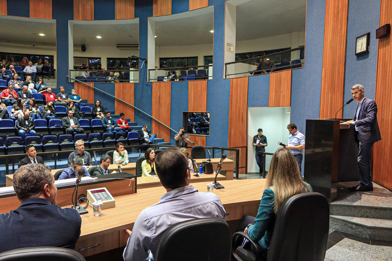 Foto do presidente da comec falando na tribuna durante o encontro