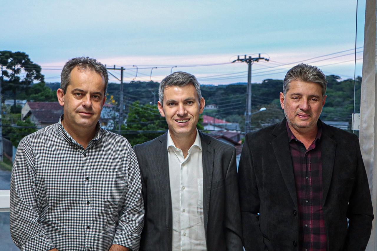 foto do presidente da comec Gilson Santos com o prefeito de Mandiriutba e o presidente da camara de vereadores de mandirituba