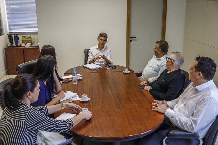 foto da reunião na sala do presidente da Comec