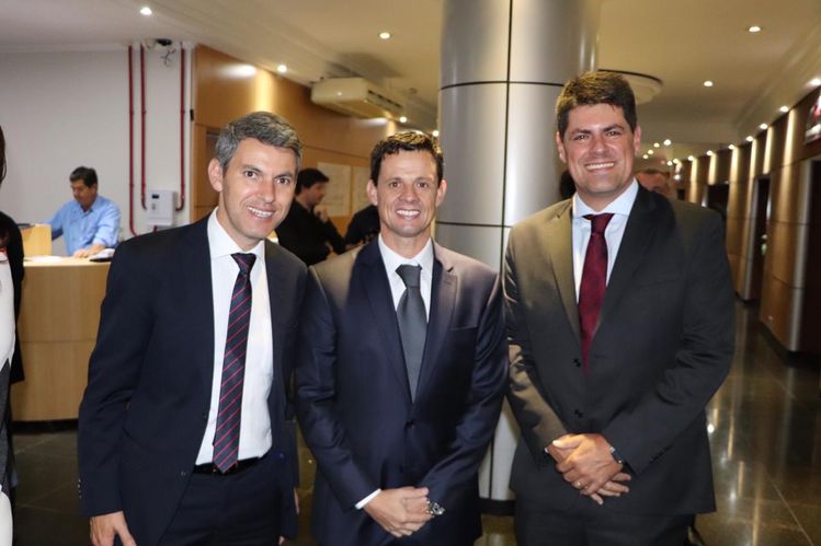Gilson santos, Leonardo Pissetti e Fernando Maciel pousando para foto durante solenidade de posse 
