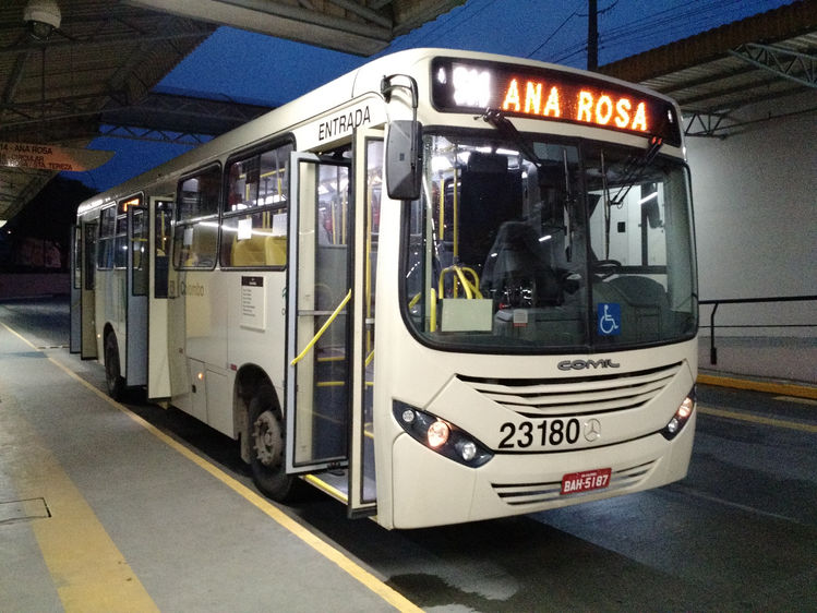 Foto de um onibus da linha ana rosa parado no terminal