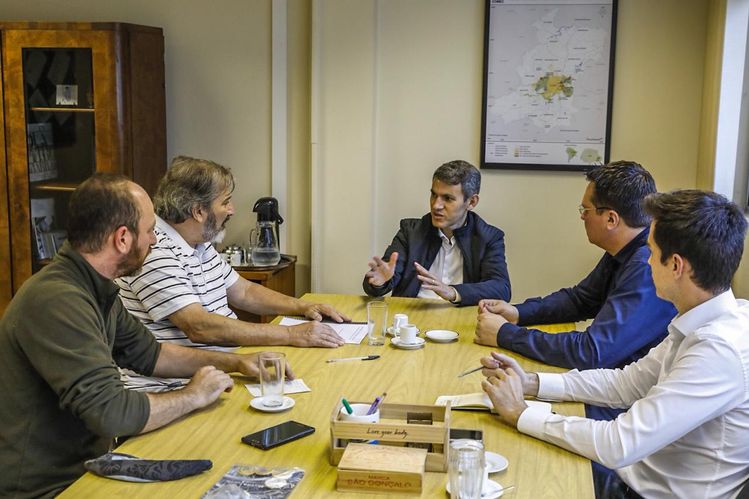 Presidente da Comec e integrandes da cicloiguaçu sentados na mesa conversando