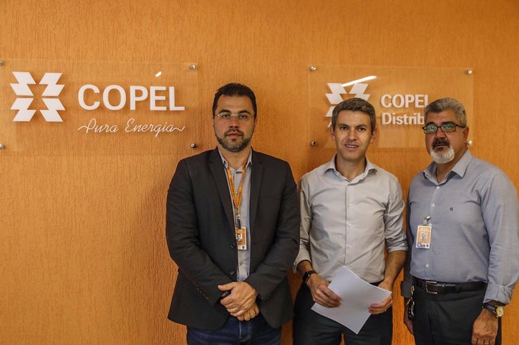 Gilson e representantes da Copel em pé pousando para a foto
