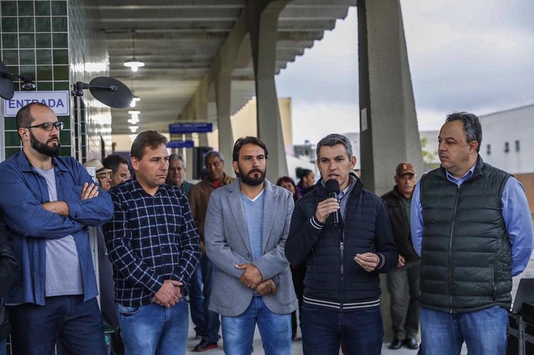 Foto da cerimonia de entrega do terminal