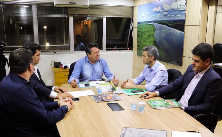 Foto da reunião entre secretario e presidente da comec na sala do gabinete do secretário