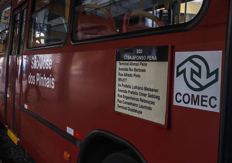 Foto de um ônibus no terminal do guadalupe em curitiba