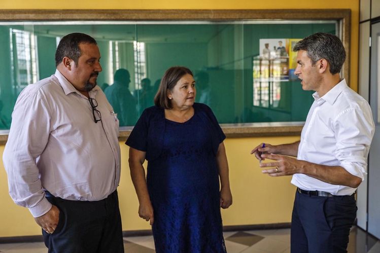 Prefeita de quitandinha conversando com Gilson Santos