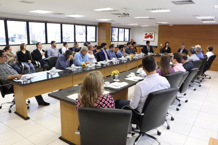 Foto da reunião realizada na SECOVI