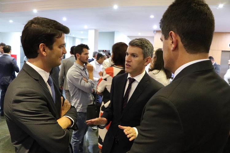 Vice prefeito Eduardo Slaviero convernsado com Gilson Santos e Fernando Maciel