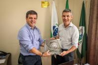 Prefeito Cezar entrega exemplar de livro para Gilson Santos