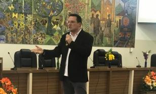 Foto do Raphael Rolim proferindo palestra