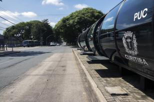 Foto da rua com o tubo de ônibus