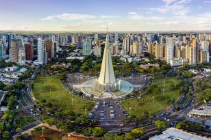 Imagem de drone da região central de Maringá com vista da catedral