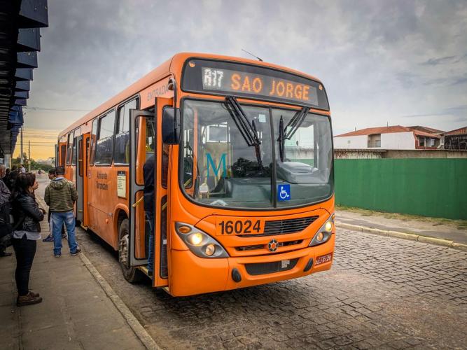 Foto do ônibus A17 no terminal cachoeira