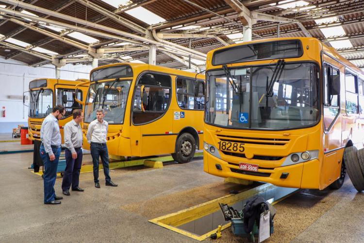 Foto do presidente da COmec visitando a garagem da Santo Angelo