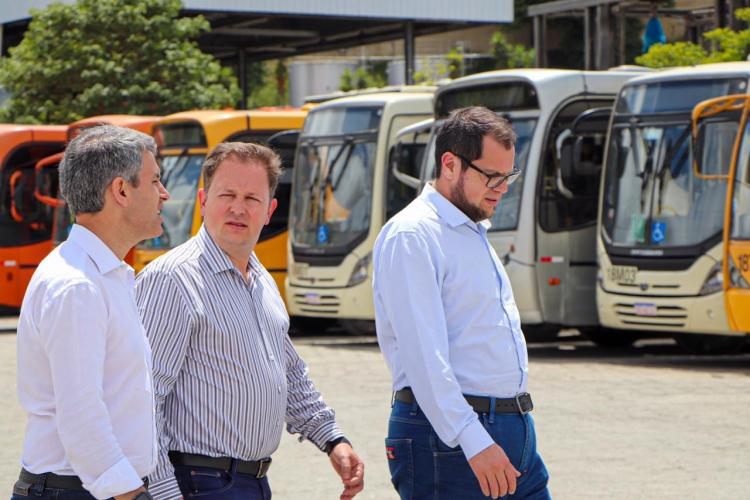 Foto do presidente da COmec visitando a garagem da Santo Angelo