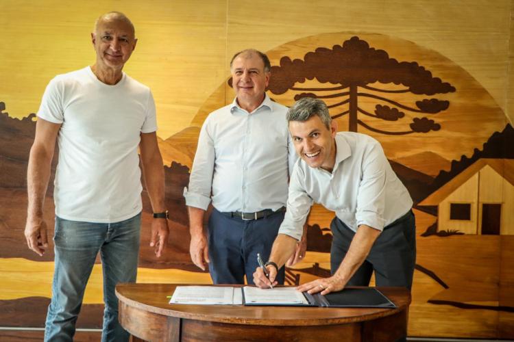 Foto da assinatura do termo aditivo