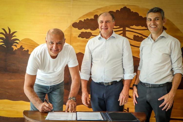 Foto da assinatura do termo aditivo