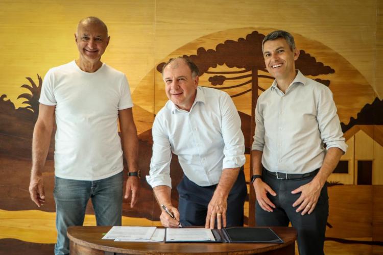 Foto da assinatura do termo aditivo