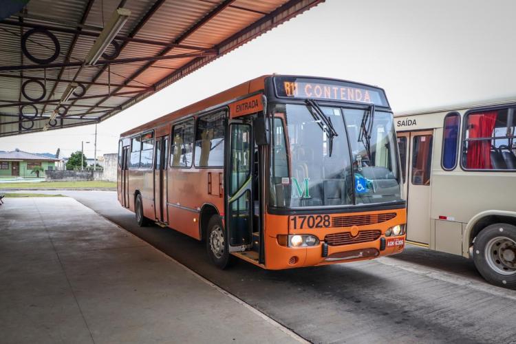 Foto do ônibus no terminal de contenda