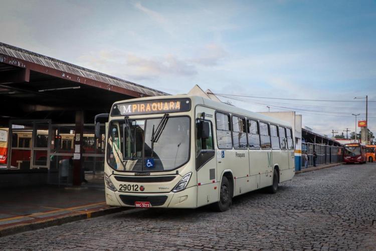 Foto do ônibus no terminal