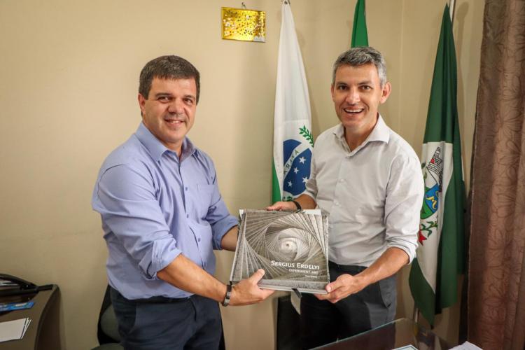 Prefeito Cezar entrega exemplar de livro para Gilson Santos