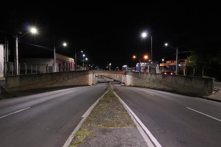 Foto da iluminação da Av. das Américas - Comec