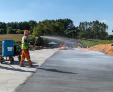 Pavimentação em concreto entre Mandirituba e São José dos Pinhais bate 50% de execução