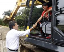 Governador Beto Richa, o secretário do Desenvolvimento Urbano, Ratinho Júnior, o secretário estadual para Assuntos da Copa 2014 e o coordenador da Coordenação da Região Metropolitana de Curitiba (Comec), Rui Hara, visitam as obras da Via Radial de Integração ? Avenida da Integração, que faz parte do Programa de Aceleração do Crescimento (PAC) da Mobilidade/Copa 2014