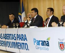 O governador Beto Richa e o presidente mundial da aliança Renault-Nissan, Carlos Ghosn, assinam protocolo de intenções em solenidade no Palácio das Araucárias, para enquadrar novo investimento da montadora francesa no programa Paraná Competitivo. Curitiba, 05.10.2011. Foto: Orlando Kissner / AENotícias
