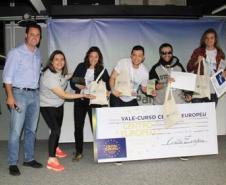 O secretario Ratinho Júnior e a equipe vencedora do Hackathon 2016.