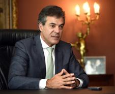O governador Beto Richa informou que o Governo do Paraná aplicou R$ 1,6 bilhão a mais em educação e em saúde, na comparação com o exercício de 2015.