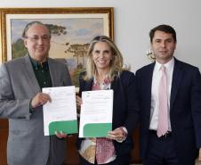 O prefeito Milton Paizani, a governadora Cida Borghetti e o deputado Alexandre Curi. 