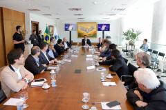 Ratinho Junior apresenta projeto inovador do transporte a prefeitos de Santa Catarina