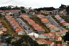 A Companhia de Habitação do Paraná (Cohapar) e o governo federal entregaram mais 73 casas para famílias que viviam em áreas de risco na cidade de Campo Magro, na região metropolitana de Curitiba.