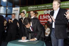 O governador Beto Richa e o prefeito de Curitiba, Luciano Ducci, assinaram no dia 08 de maio convênios que vão beneficiar 8.949 famílias curitibanas com a oferta de moradia e gás natural.