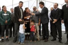 O governador Beto Richa participou no dia 21 de maio, em Piraquara, Região Metropolitana de Curitiba, da entrega de 212 casas do Residencial Madre Teresa de Calcutá. As moradias compõem a primeira etapa do PAC Guarituba, uma ação conjunta do governo federal em parceria com o Governo do Estado. 