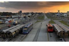 A Rede Integrada de Transporte passará a contar, até julho do ano que vem, com câmeras de monitoramento nos 21 terminais urbanos, no Terminal Guadalupe e nas 364 estações tubo que compõem o sistema.  Serão, no total, 622 câmeras já licitadas pela Prefeitura Municipal de Curitiba e que fazem parte de projetos do Sistema Integrado de Mobilidade (SIM) em implantação pela Prefeitura.